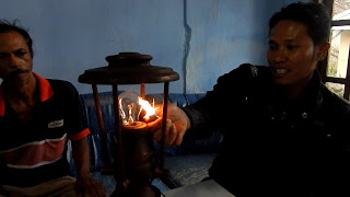 Lampu Listrik Ini Dinyalakan dengan Korek Api dan Dimatikan dengan Suara (1)