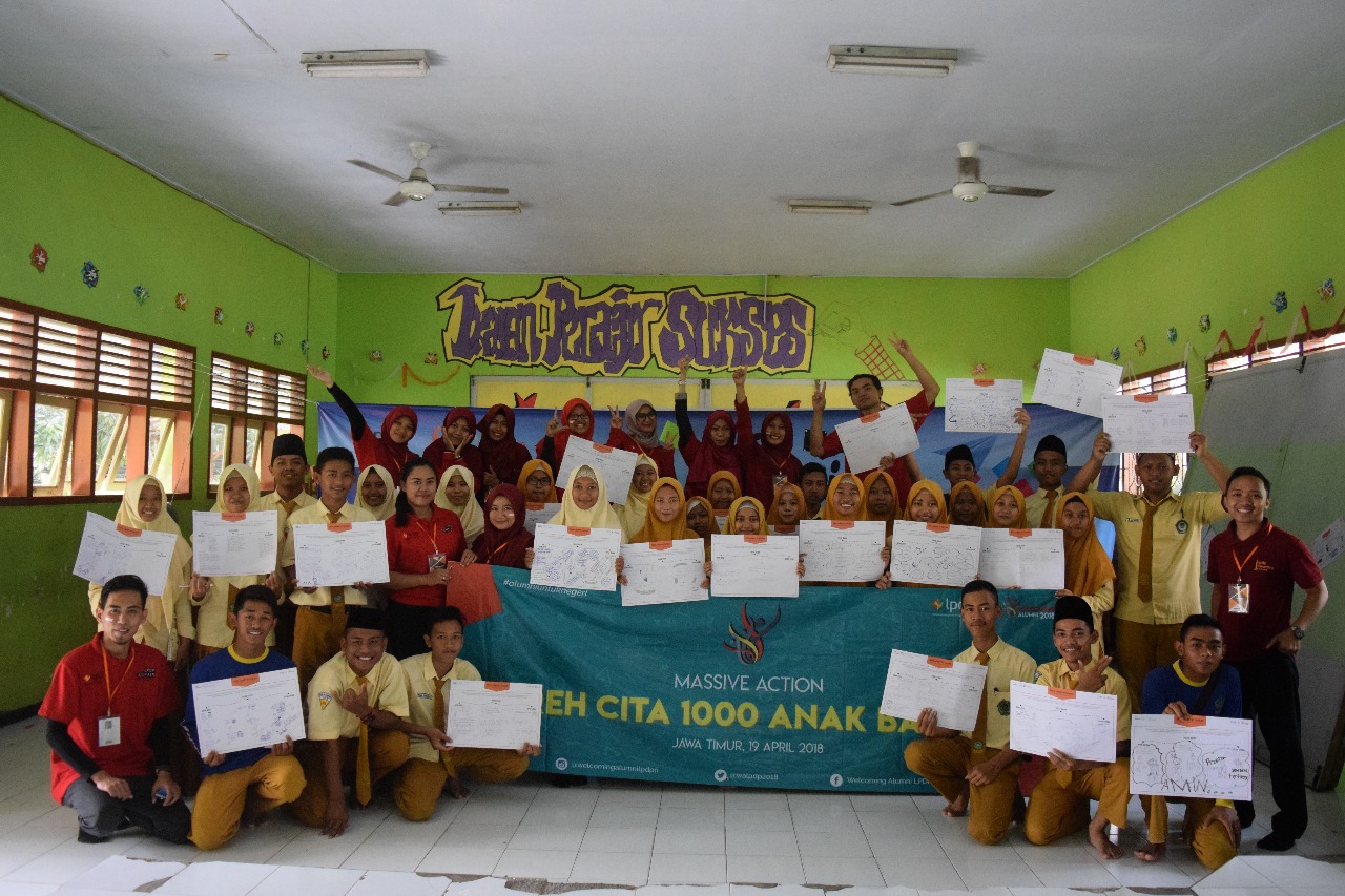 Ketika Peraih Beasiswa Kuliah Berbagi Kisah di Sekolah