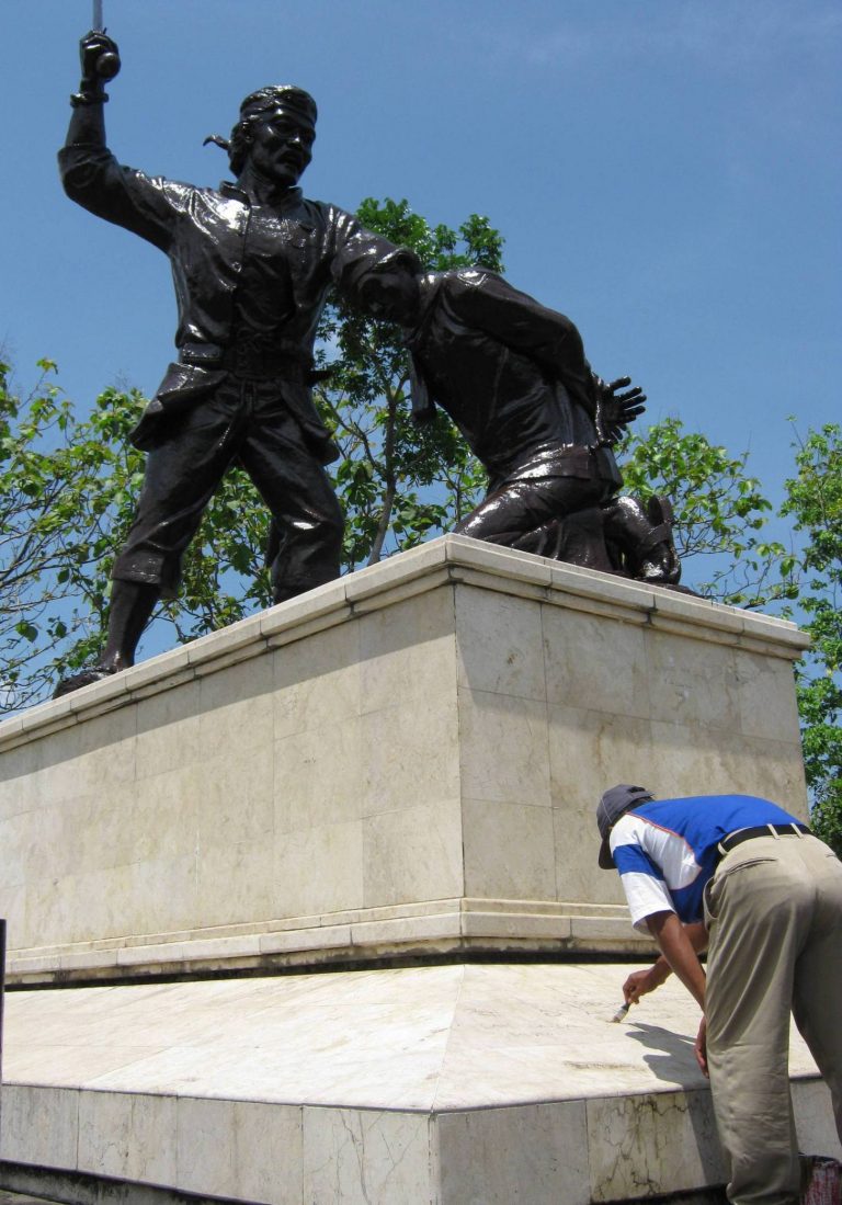 bersihkan coretan di monumen (3)