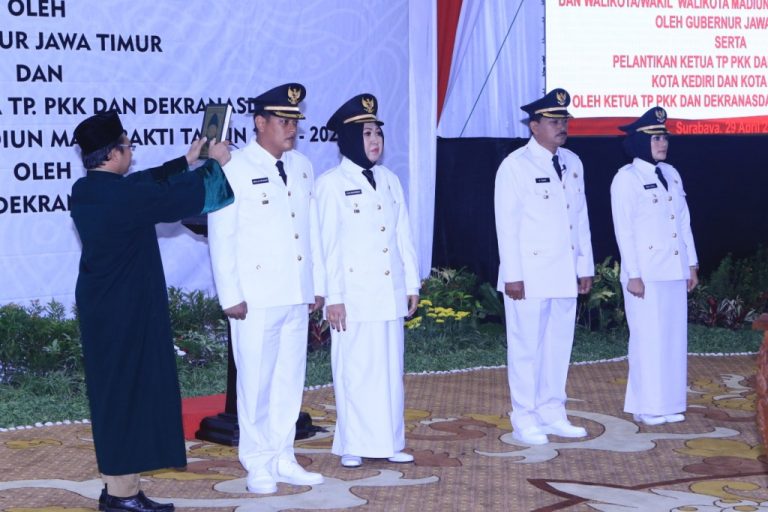 Gubernur Jawa Timur Khofifah Indar Parawansa Melantik Walikota Kediri dan Walikota Madiun di Gedung Grahadi (7)