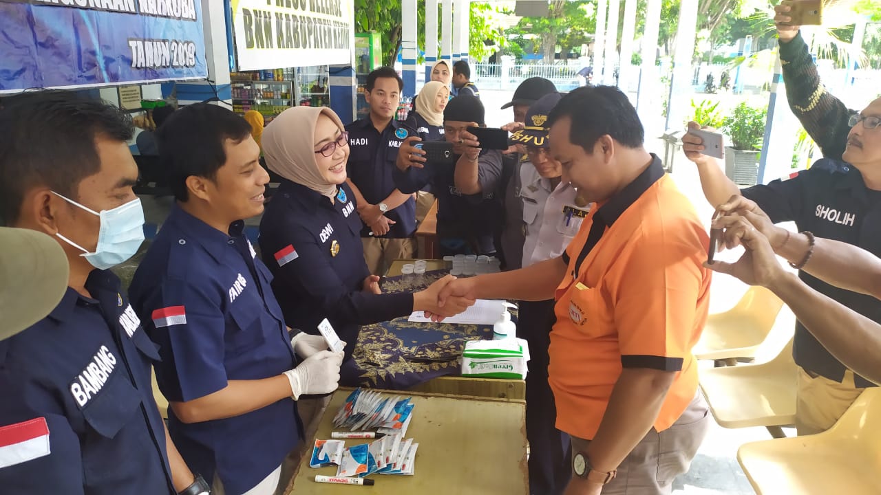 Menjelang Liburan Natal dan Tahun Baru, BNN Kabupaten Kediri Tes Urine Sopir Bus