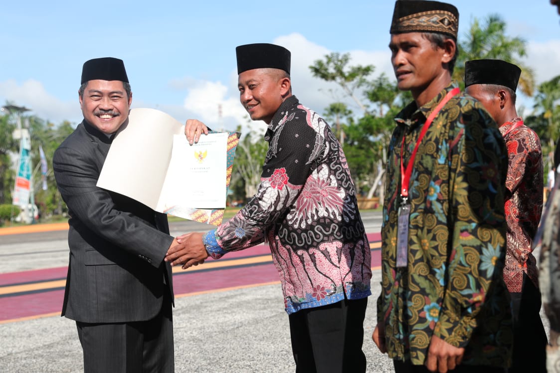 Hari Bhakti Transmigrasi, Kemendes Serahkan 7.021 Sertifikat Transmigran