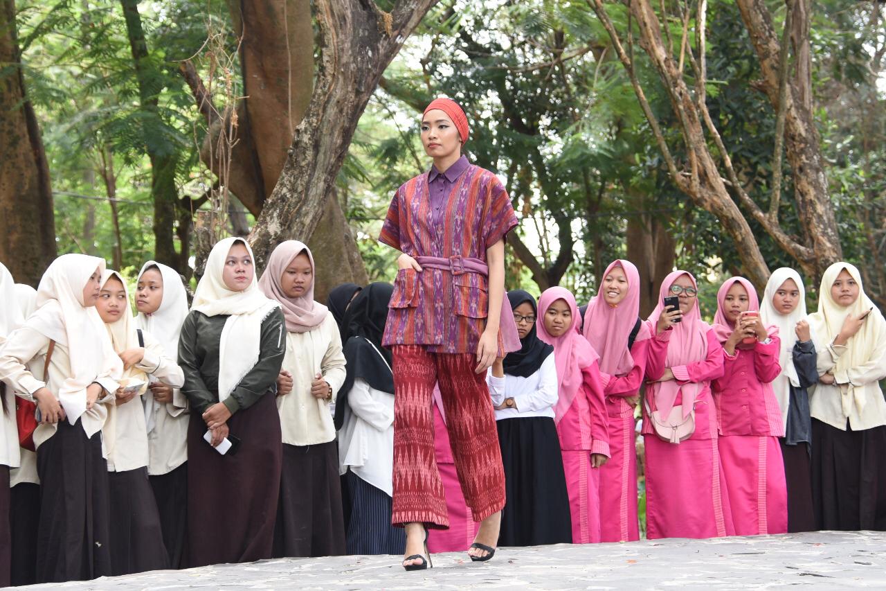 Dhoho Street Fashion Angkat Busana Desainer Lokal dan Pelajar, Ini Kesan Arumi Bachsin