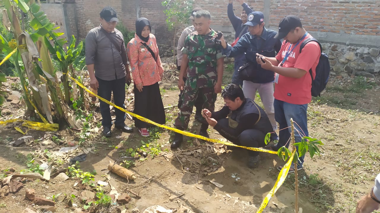 Tanam Jagung, Petani Ini Temukan Selongsong Mortir