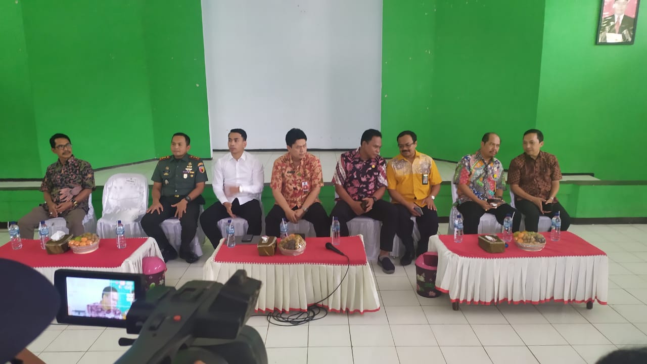 Bahas Pembebasan Lahan Bandara, Sekda Kediri dan Staf Ahli Menko Maritim Temui Warga