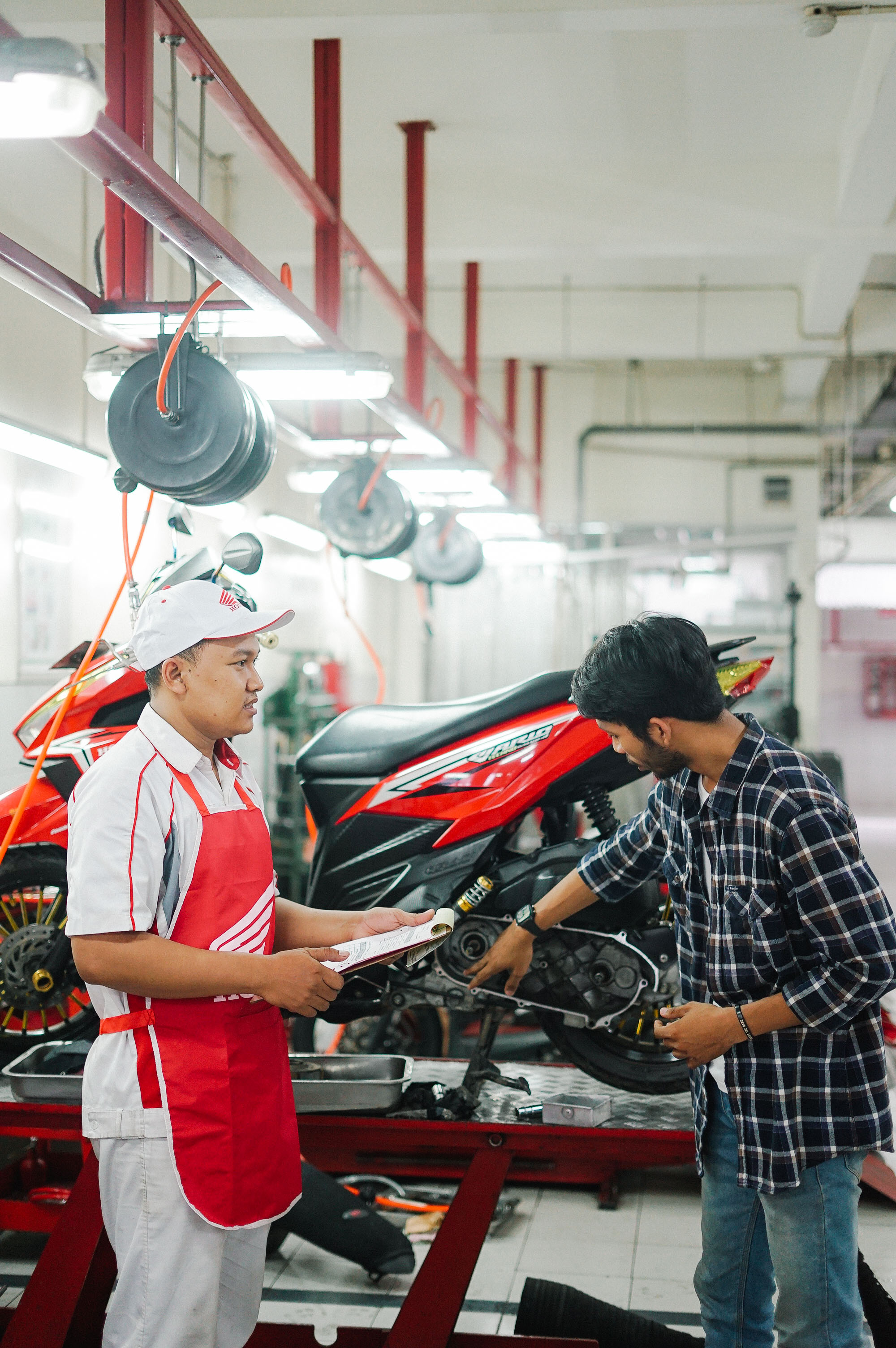 MPM Berbagi Coklat untuk Konsumen Hebat