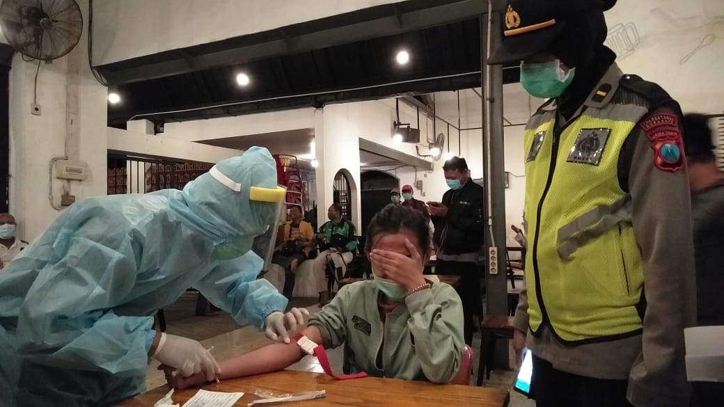 Ketahuan Nongkrong di Luar, Tim Gabungan Lakukan Tes Cepat Covid-19