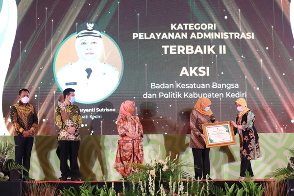 Kabupaten Kediri Terima Dua Penghargaan Pelayanan Publik dari Pemprov Jatim