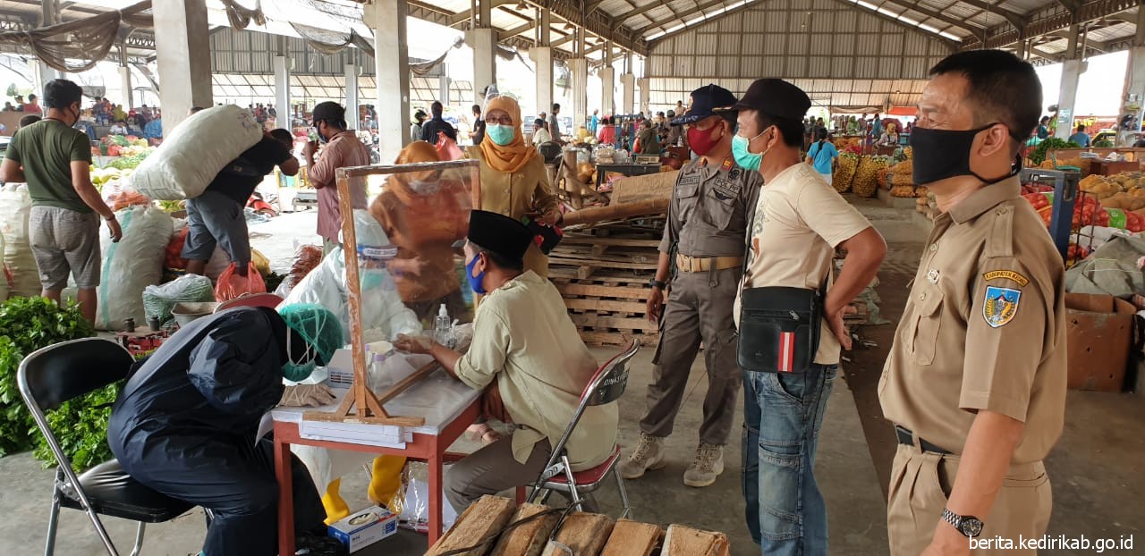 100 Pedagang Pasar Induk Pare Jalani Rapid Test Covid-19