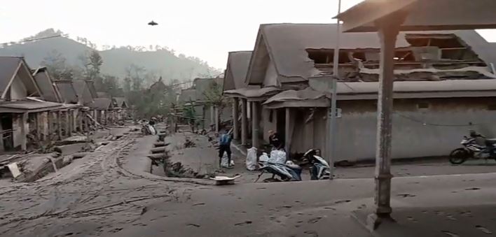 Petugas Gali Satu Keluarga Terpendam Abu Vulkanik Semeru