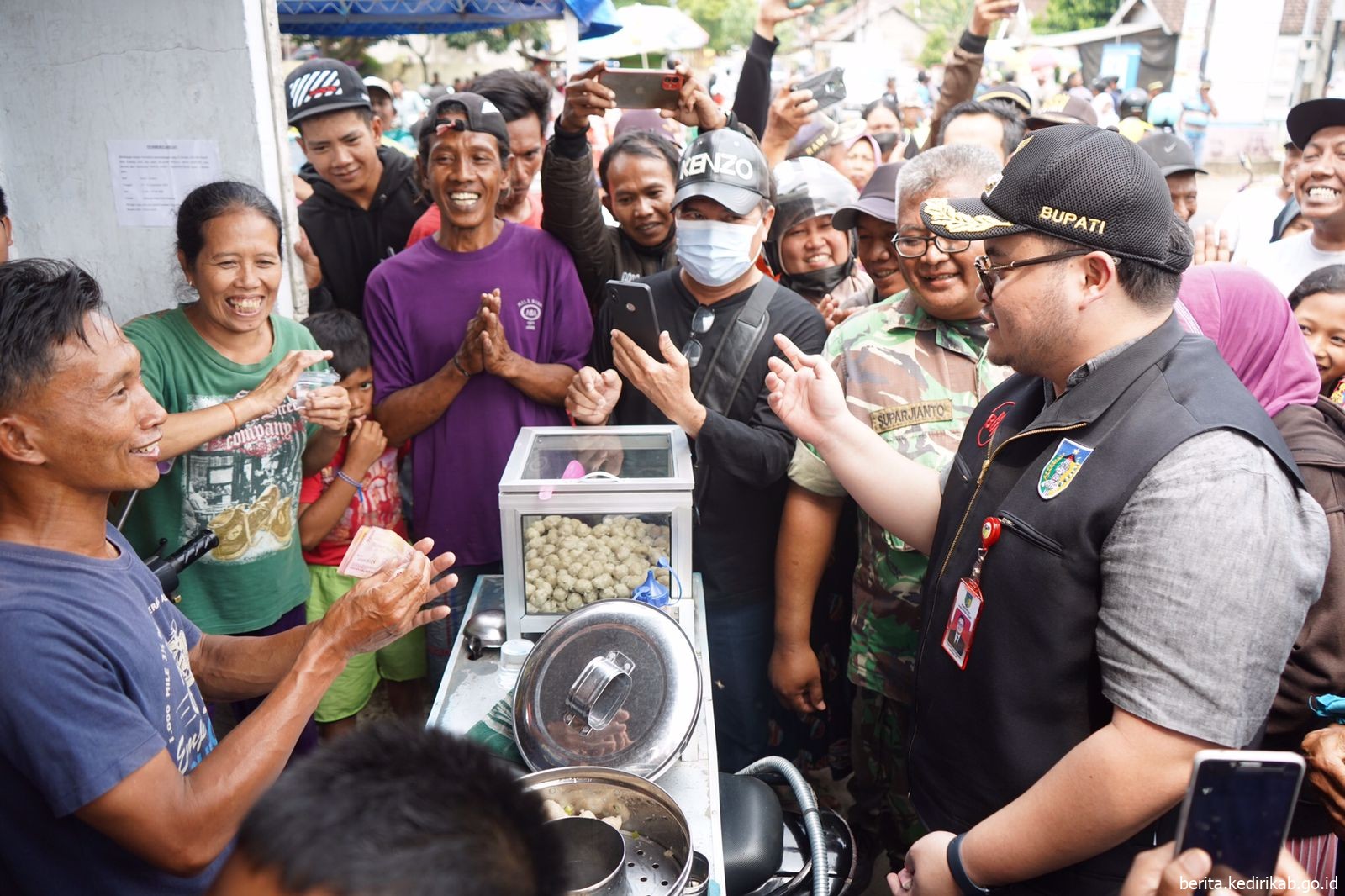 Borong dan Bagikan Jajanan, Cara Mas Dhito Redam Pendemo