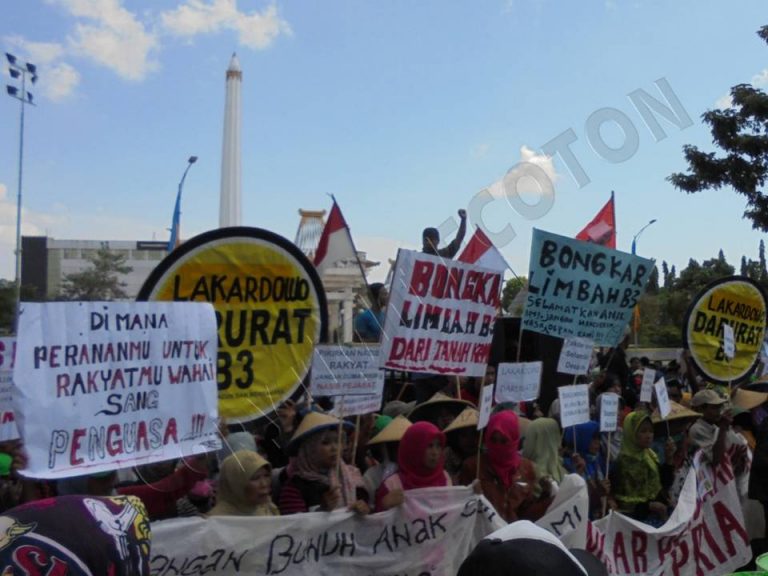 demo warga di kantor Gubernur Jatim (2)