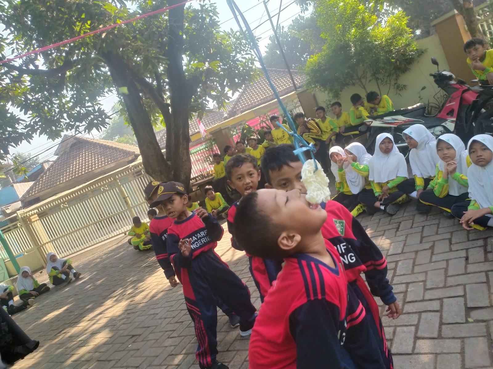 Lomba HUT Kemerdekaan MI Ma’arif NU Ngering, Mewarnai hingga Makan Kerupuk