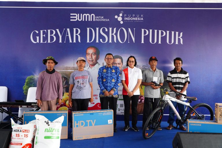DOP PG, Digna Jatiningsih (3 dari kanan), Kadistan Kab. Ngawi, Supardi (3 dari kiri) beserta para Petani pada Gebyar Diskon Pupuk 2024 di Kab. Ngawi