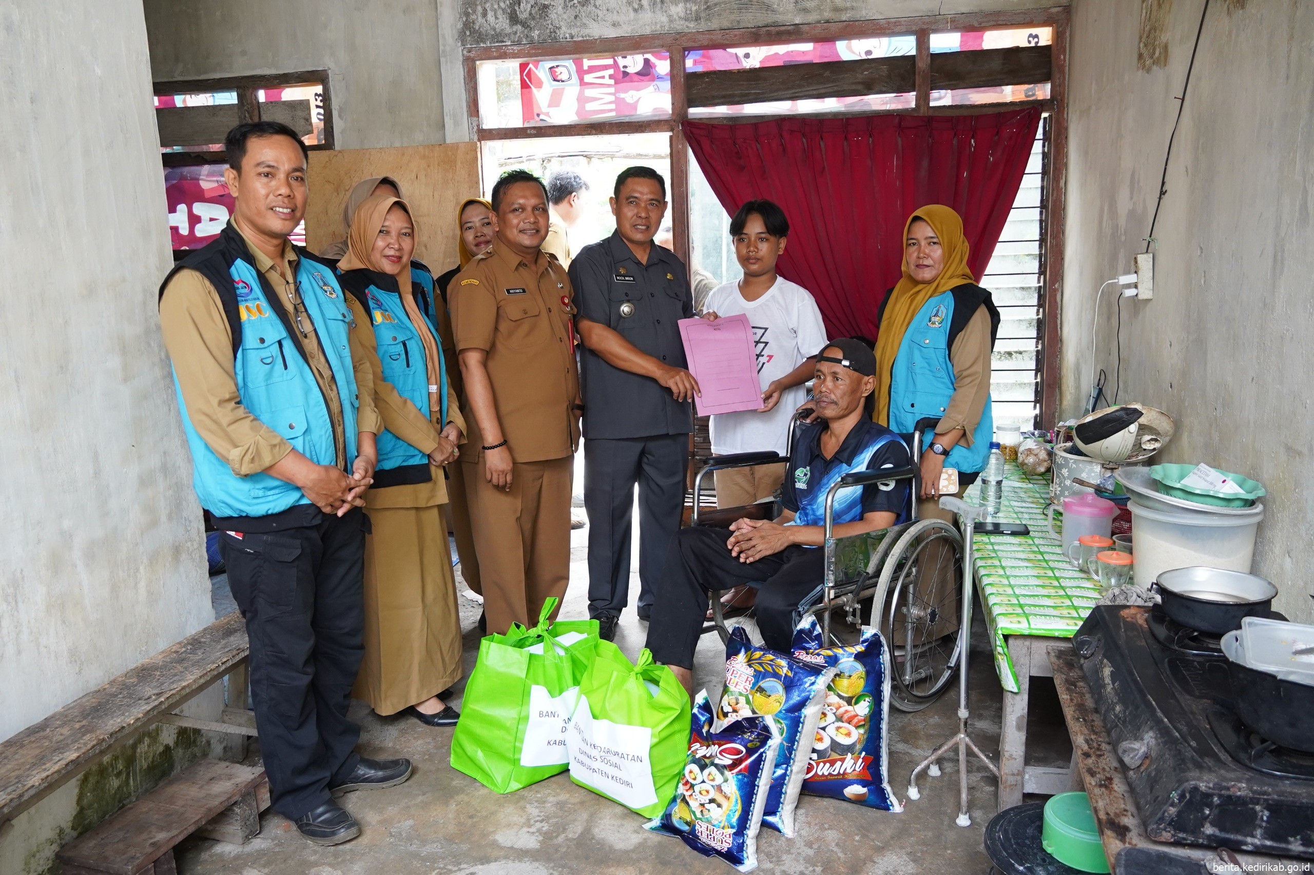 Mas Dhito Instruksikan Empat Dinas Bantu Keluarga Adit Pelajar Putus Sekolah karena Rawat Orang Tua