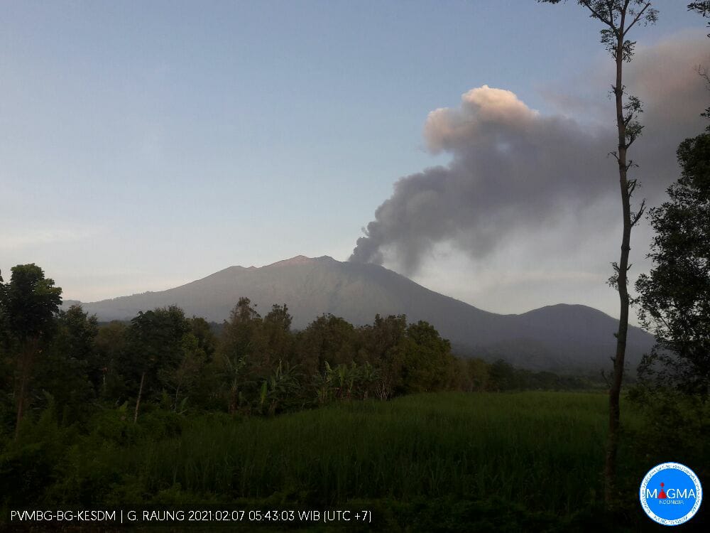 Menjelang Lebaran, Warga Banyuwangi Bersihkan Abu Gunung Raung