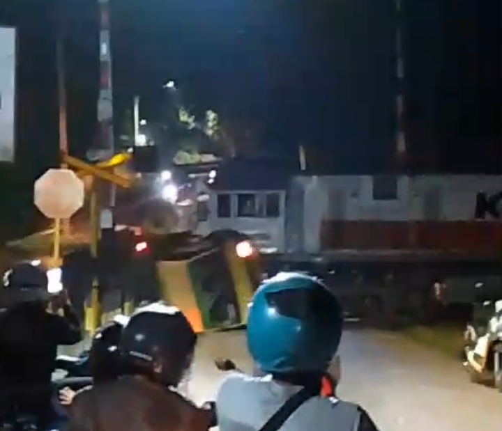 Mati Mesin di Perlintasan, Truk Muatan Kayu Tertabrak KA Pandanwangi