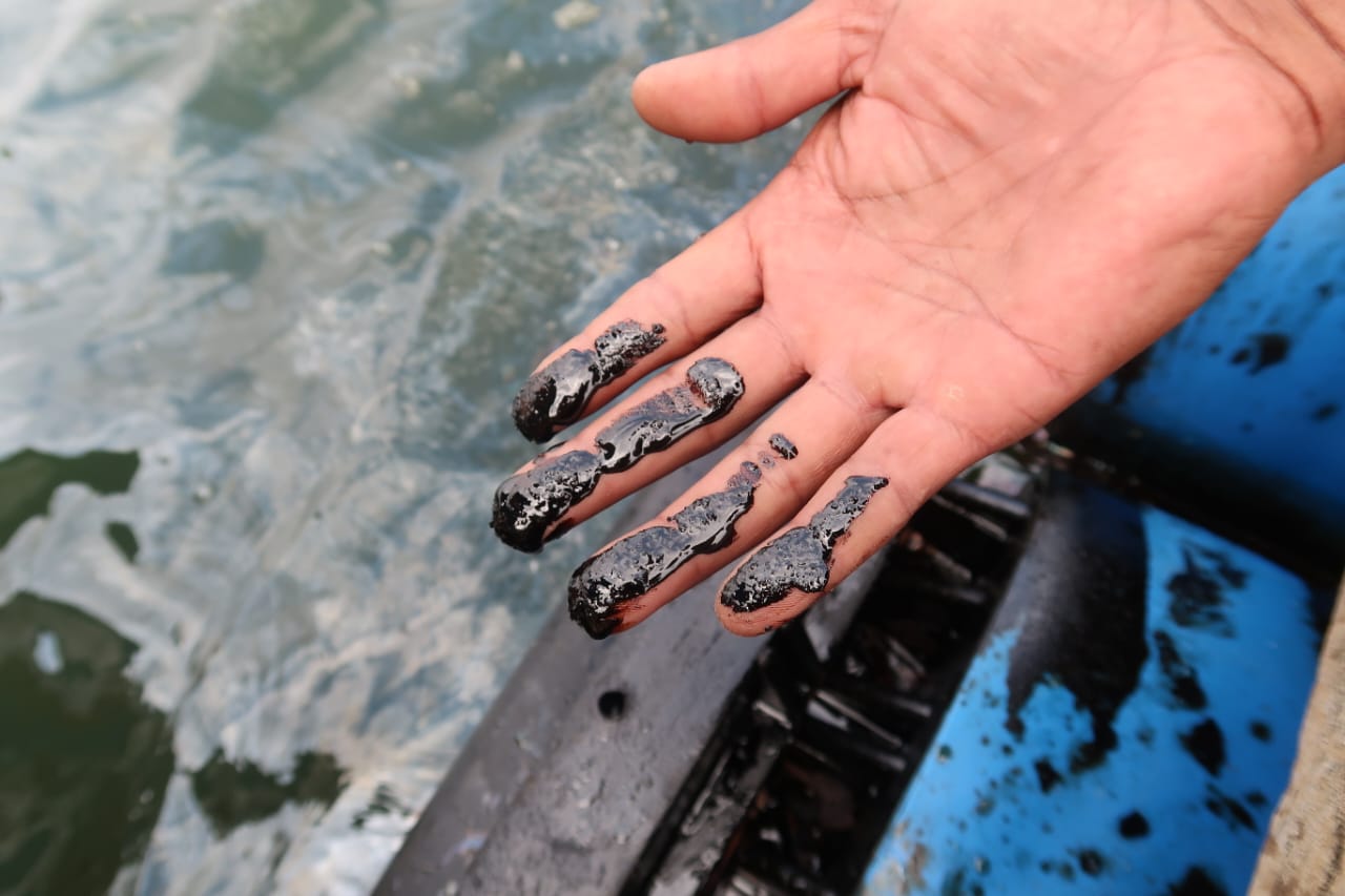 Pantai Bangsring Banyuwangi Diduga Tercemar Tumpahan Oli