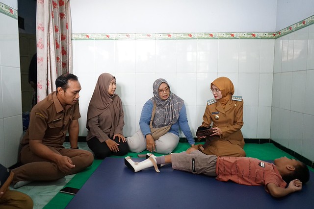 Wali Kota Kediri Mbak Vinanda Serahkan Bantuan pada Penyandang Disabilitas