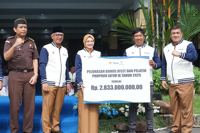 Mbak Wali Serahkan SK Kenaikan Pangkat ASN, BLT, dan Apresiasi Atlet Berprestasi