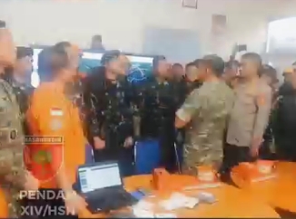 Momen Pangdam Hasanuddin Beri Hormat Tim SAR Penemu Black Box Pesawat ATR 42-500