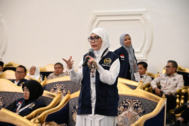 Anggota_Tim_Pengawas__Timwas__Haji_DPR_RI_Rieke_Diah_Pitaloka_di_Makkah