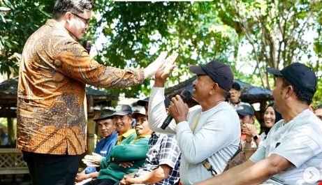 Mas Dhito Berikan Bantuan Benih Jagung dan Traktor ke Petani Ngadiluwih