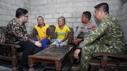 Mas Dhito Berikan Bantuan Pasangan Lansia Mbah Sumiran dan Leginah