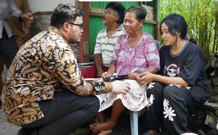 Mas Dhito Beri Beasiswa dan Modal Usaha Keluarga Anak Putus Sekolah